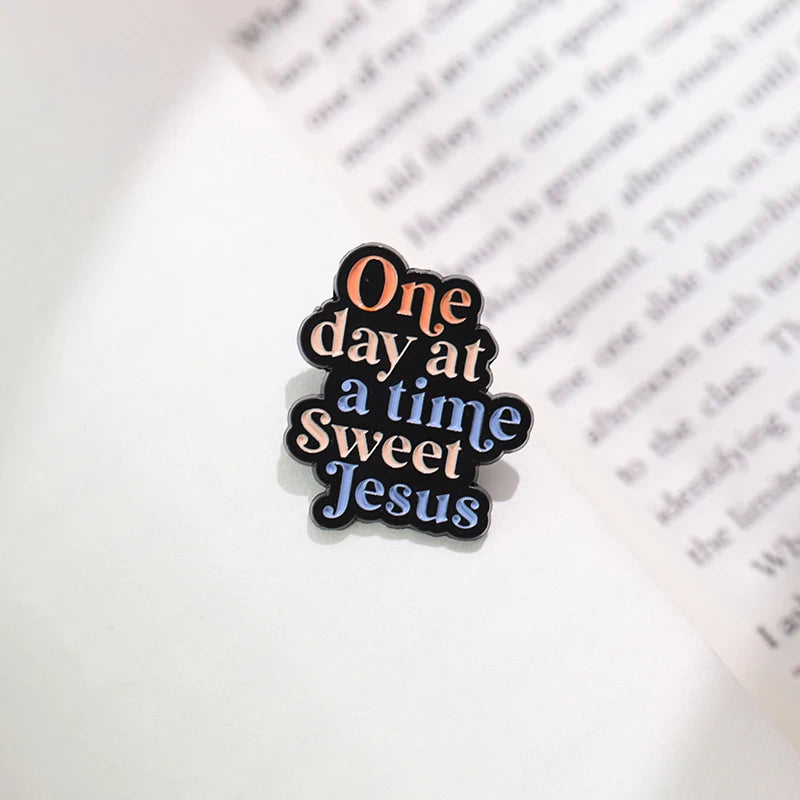 Jesus is King Jesus Loves You Enamel Pin Custom Jesus Saves Christian Brooch Laple Backpack Badge Jewelry Decoration Gifts