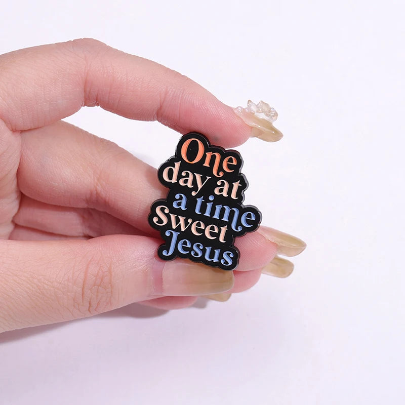 Jesus is King Jesus Loves You Enamel Pin Custom Jesus Saves Christian Brooch Laple Backpack Badge Jewelry Decoration Gifts
